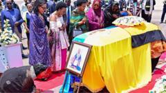 উগান্ডায় বিশ্বের সবচেয়ে কমবয়সী ঐতিহ্যবাহী রাজার মরদেহ ফেরানো হলো